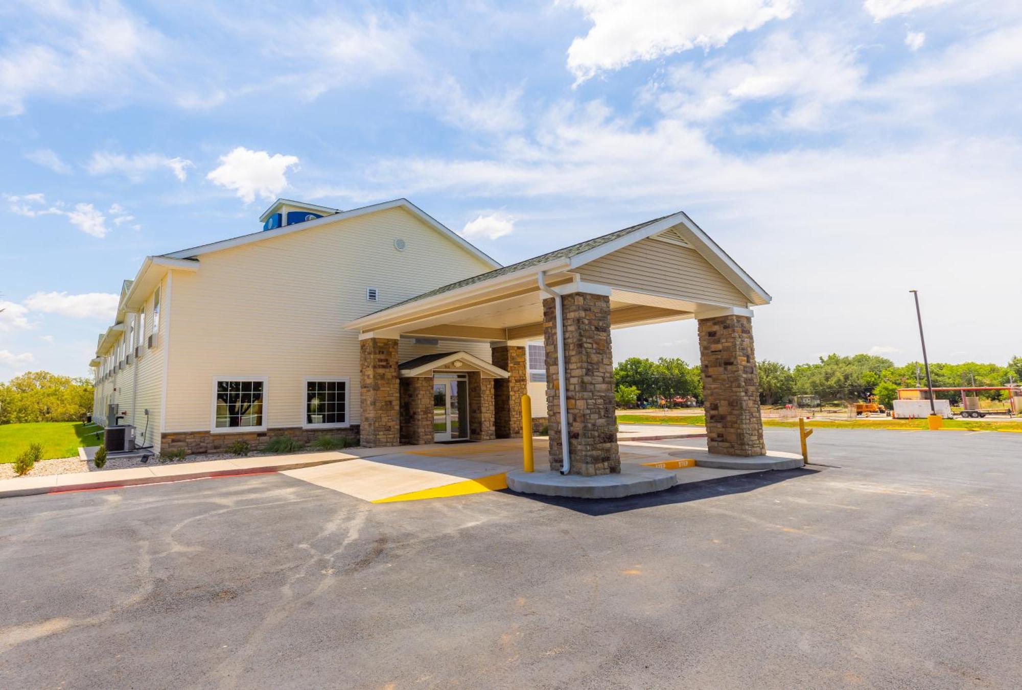 Cobblestone Inn & Suites - Winters Exterior photo